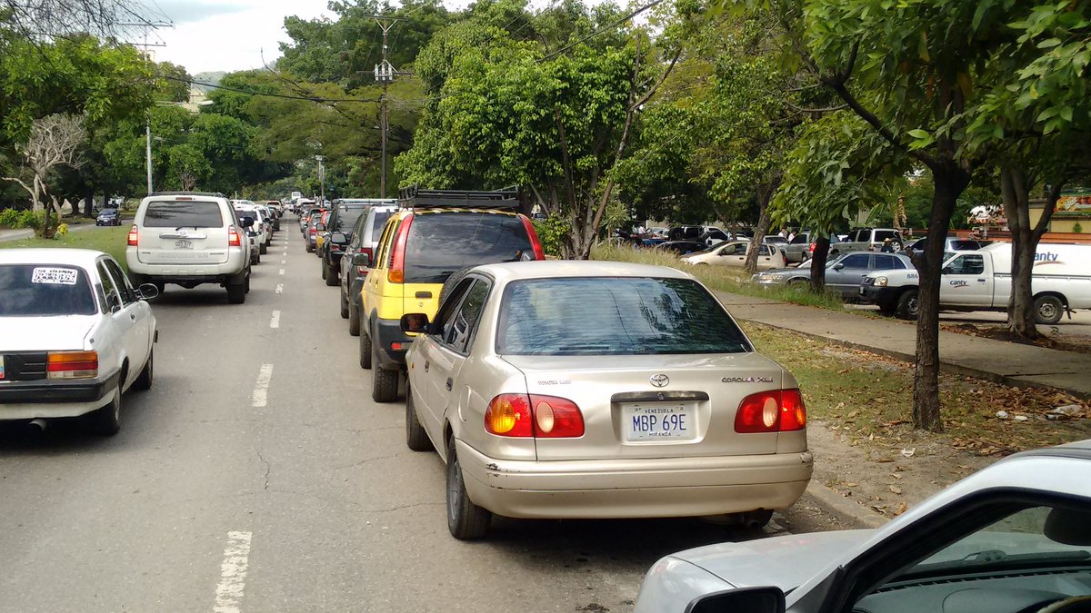 ENZOSCARANO's tweet photo. Gobernador @AmeliachPSUV los carabobeños exigimos respuestas por la falta de combustible que ha creado infinitas colas en las E/S https://t.co/3Bm9F7p6Jg