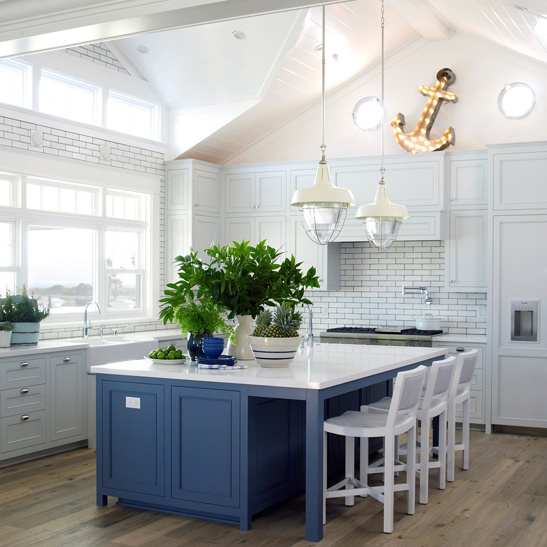 CaesarstoneUSA's tweet photo. #Anchorsaway @burnhamdesign created the perfect nautical kitchen w/ Blizzard counters & porthole shaped windows! Photo: Tria Giovan https://t.co/7LtPk9jAep