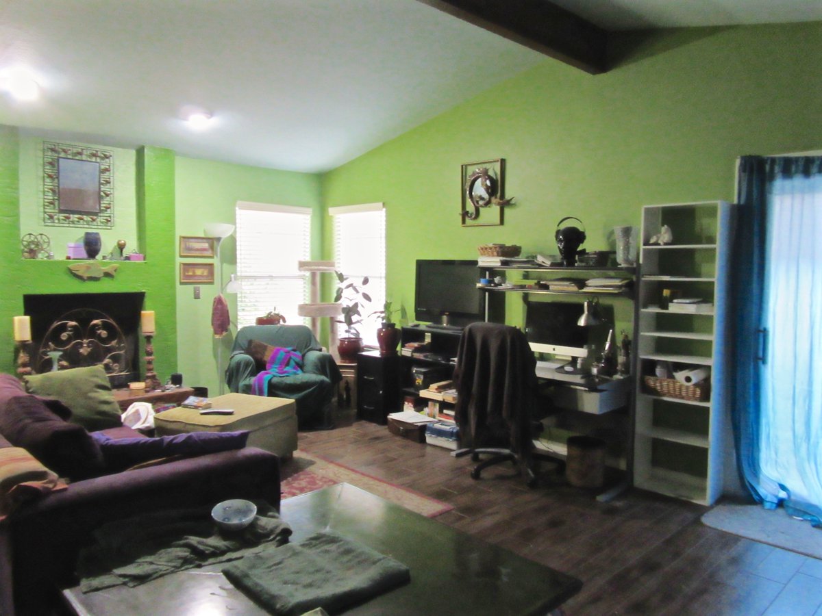 Knotyoureality's tweet photo. Finally admitted I really do all my art work in the living room instead of my dedicated "craft" room. #movingsupplies #givingupspace https://t.co/RD1Hre83Jg
