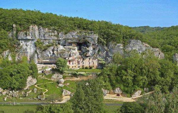 フランス大使館 フランスの風景 ラスコーの壁画があるヴェゼール渓谷には 先史時代からの洞窟住居が点在しています レニャック城maison Forte De Reignacは 岩窟住居を自然の要塞に利用した中世の城です