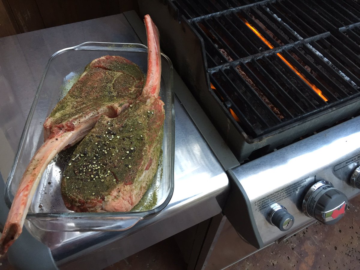 This is how to celebrate a colossal Runner win! #BirdsUp <a href="/MeatChurch/">Meat Church ™</a> @UTSABBQDude <a href="/WeberGrills/">Weber Grills</a> <a href="/theJJPerez/">JJ Perez</a> <a href="/PatRunner89/">Pat</a>