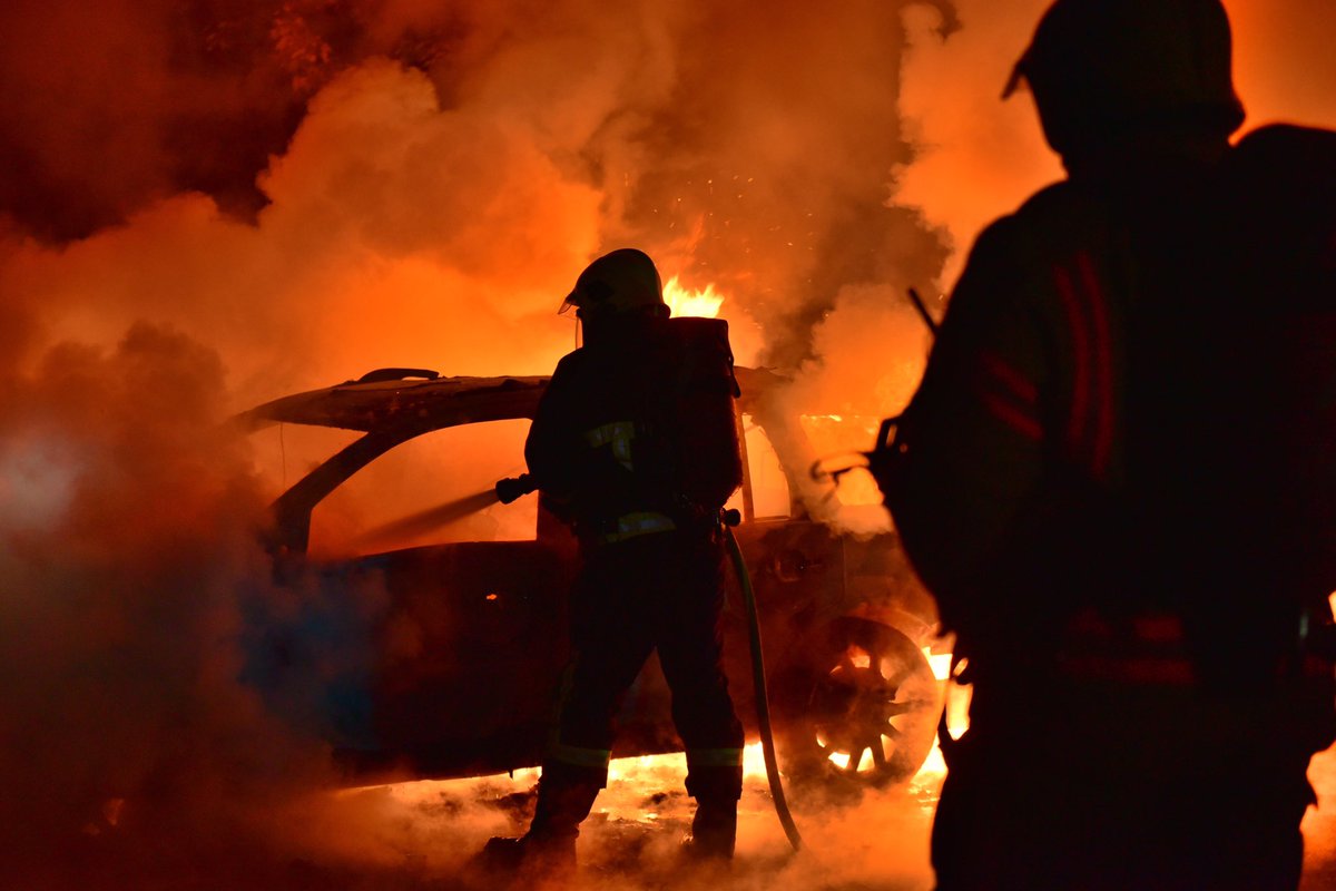 salfordfireteam's tweet photo. Firefighters from @Mancfireteam and #Salford tackle a car fire in Broughton #BonfireNight #treacle2016 https://t.co/ixHuBU4oq9