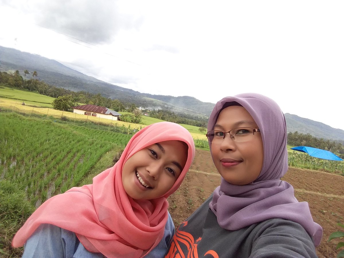 Traveling with rindi at Ladang laweh rumah riza ... begitu indah pemandangannya.
Nyawah dulu nyooookkk