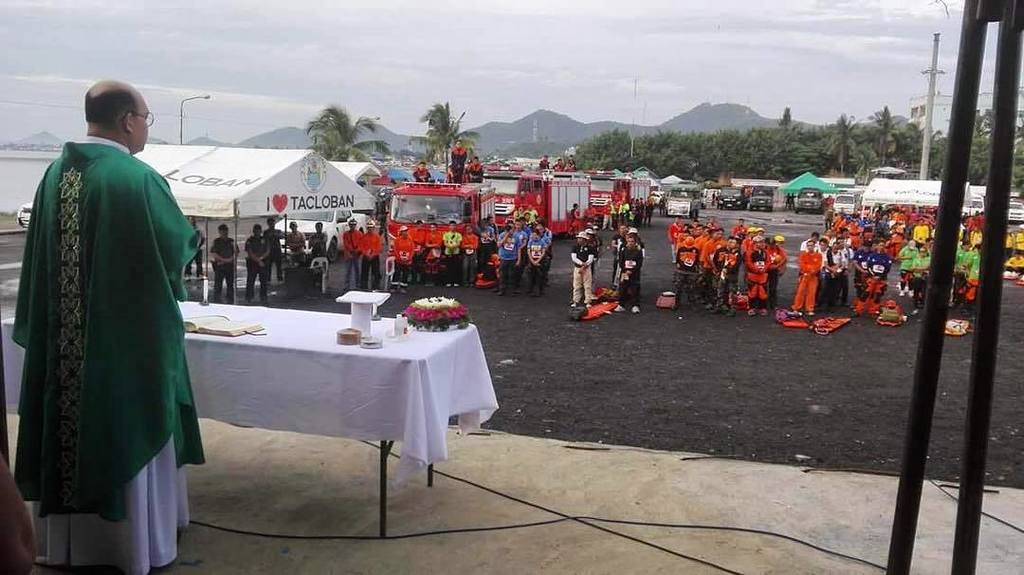 RescueMarch's tweet photo. Holy Mass at Ground Zero - Baluyuan Grounds, Tacloban #RescueMarch https://t.co/bxOH2bXbRY https://t.co/inNZaL6xIf