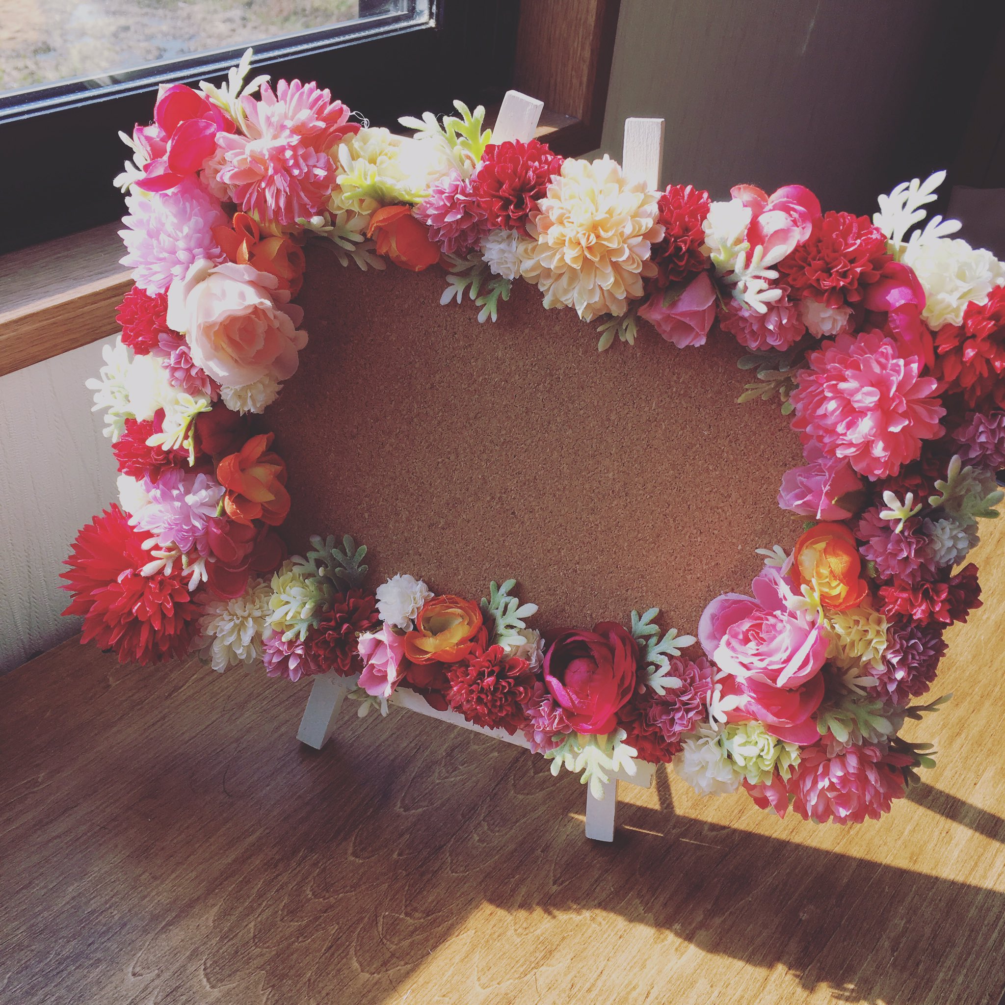 Izu 3 いず 今月結婚式を挙げる姉に お花で2lサイズの写真が飾れるようにコルクボードを飾り付け 喜んでくれるといいなー 秋田 Akita 横手 Yokote ハンドメイド お花 結婚式 プレゼント 写真 写真立て 千秋亭 T Co