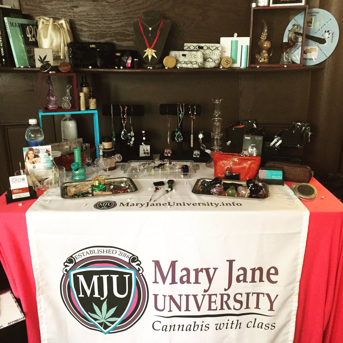 MJUmedia's tweet photo. https://t.co/9NCZNbeTTo Visit the Website Today! #MaryJaneUniversity #MaryJaneUni #MaryJaneU #MJU #CannabisWithClass #InHomeCannabisParties https://t.co/z3zNNU8VIC