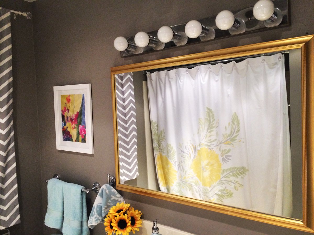 EmilyReginaInt's tweet photo. Grandma's guest bath gets a face lift #decorating #DIY #interiorstyling #bright #moderndesign #bathroomdesign #framedmirror #vintage #chic https://t.co/qsLai5rO7U