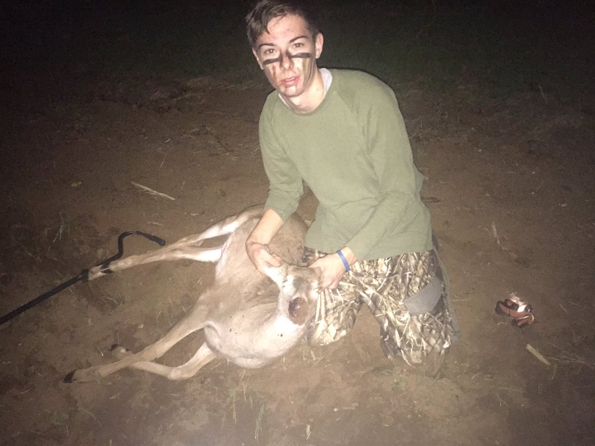 BigboyAmerican's tweet photo. Shot a nice doe today At 25 yards. Clean pass through with a dead ringer broad head. @deadringerhunt @HOYTARCHERYInc @EastonArrows https://t.co/7DzJQZjpSA