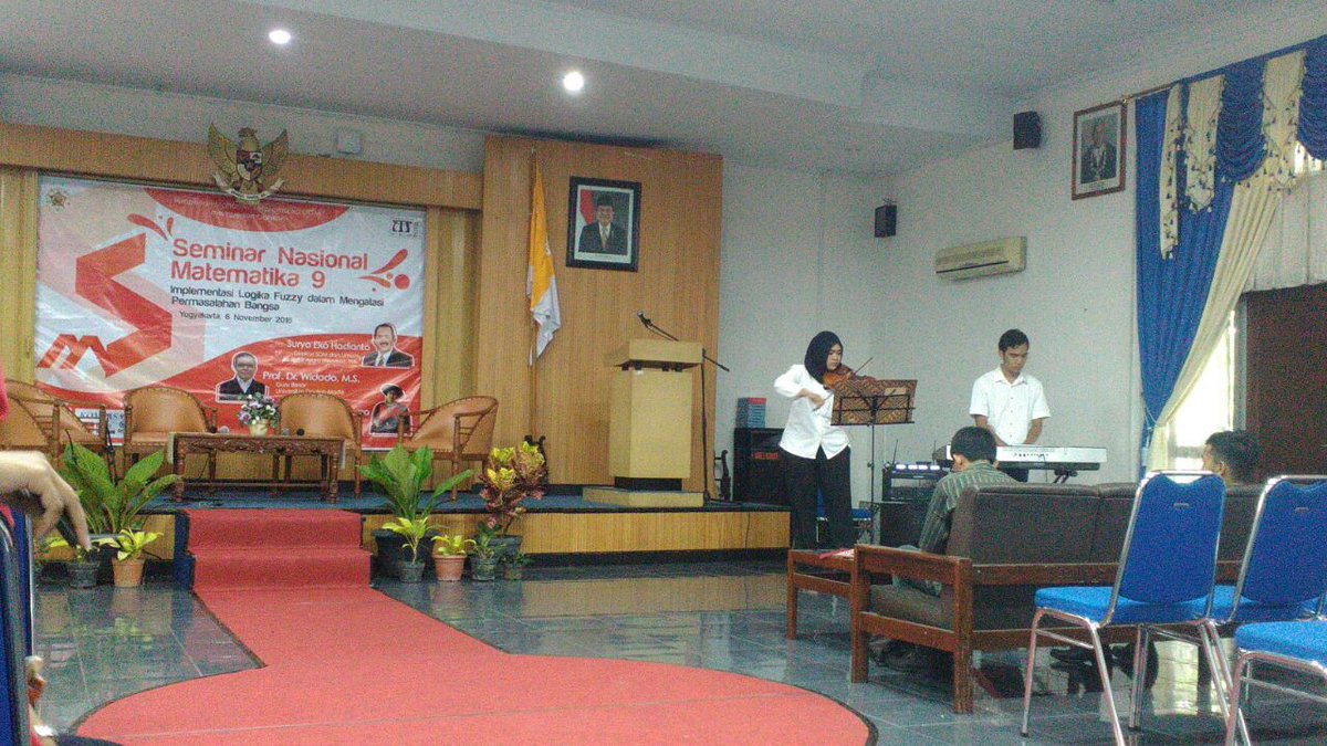 Lagi ada hiburan nih sambil nunggu acara dimulai. Yuk yang belum datang, segera datang yaaa 😉 #semnastika9