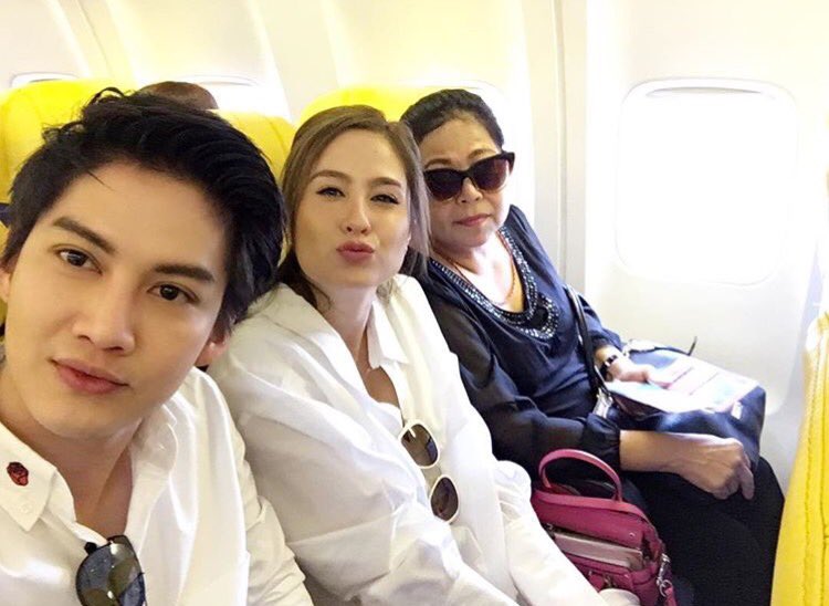UnderbedDara's tweet photo. อุ้ยตายยย นุ้งขวัญ แม่แอ๊ว และ ฮีกอล์ฟ เดินทางไปทำบุญกัน

ภาพหายากแห่งปี แต่ถ้าพี่ลูกแก้วมาด้วยจะกราบกว่านี้

/ดีใจกะนาง

#ใต้เตียงดารา https://t.co/XNQPWTpeEk