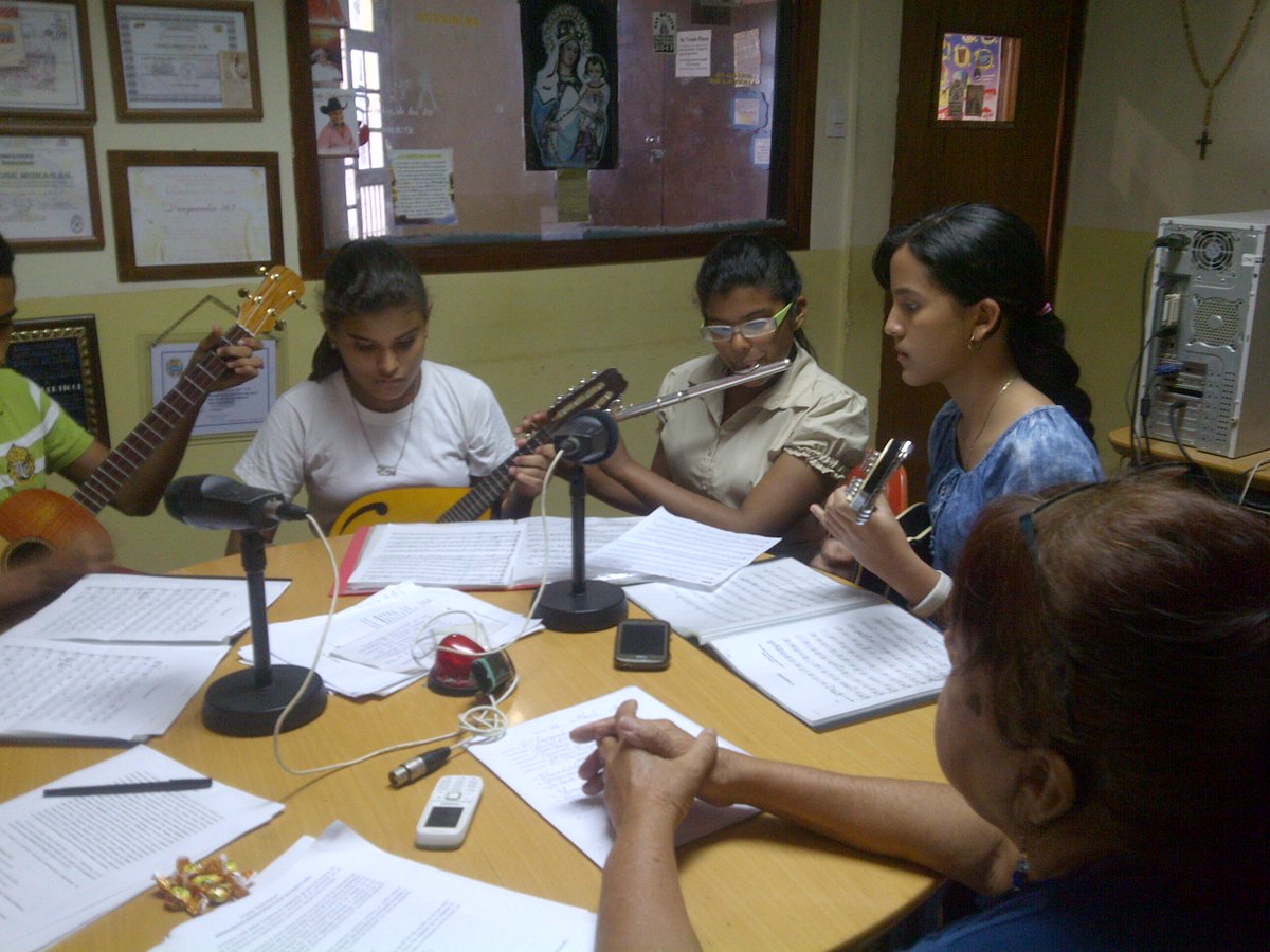 ENTREVISTA EN LA EMISORA DE RADIO VANGUARDIA