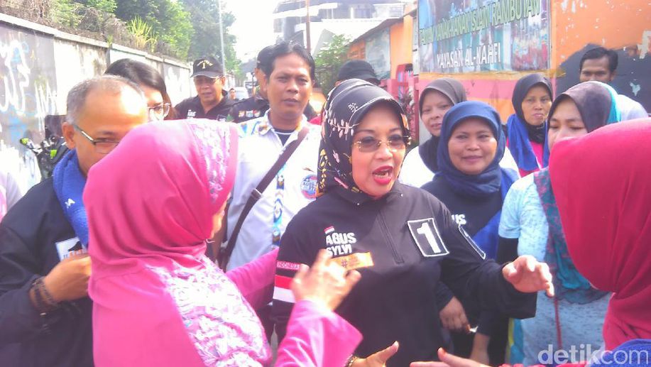 detikcom's tweet photo. Senangnya Sylvi Santap Nasi Uduk Betawi Racikan Warga Ciracas https://t.co/Pgt8N9m7L0 https://t.co/UlNynY0vRo