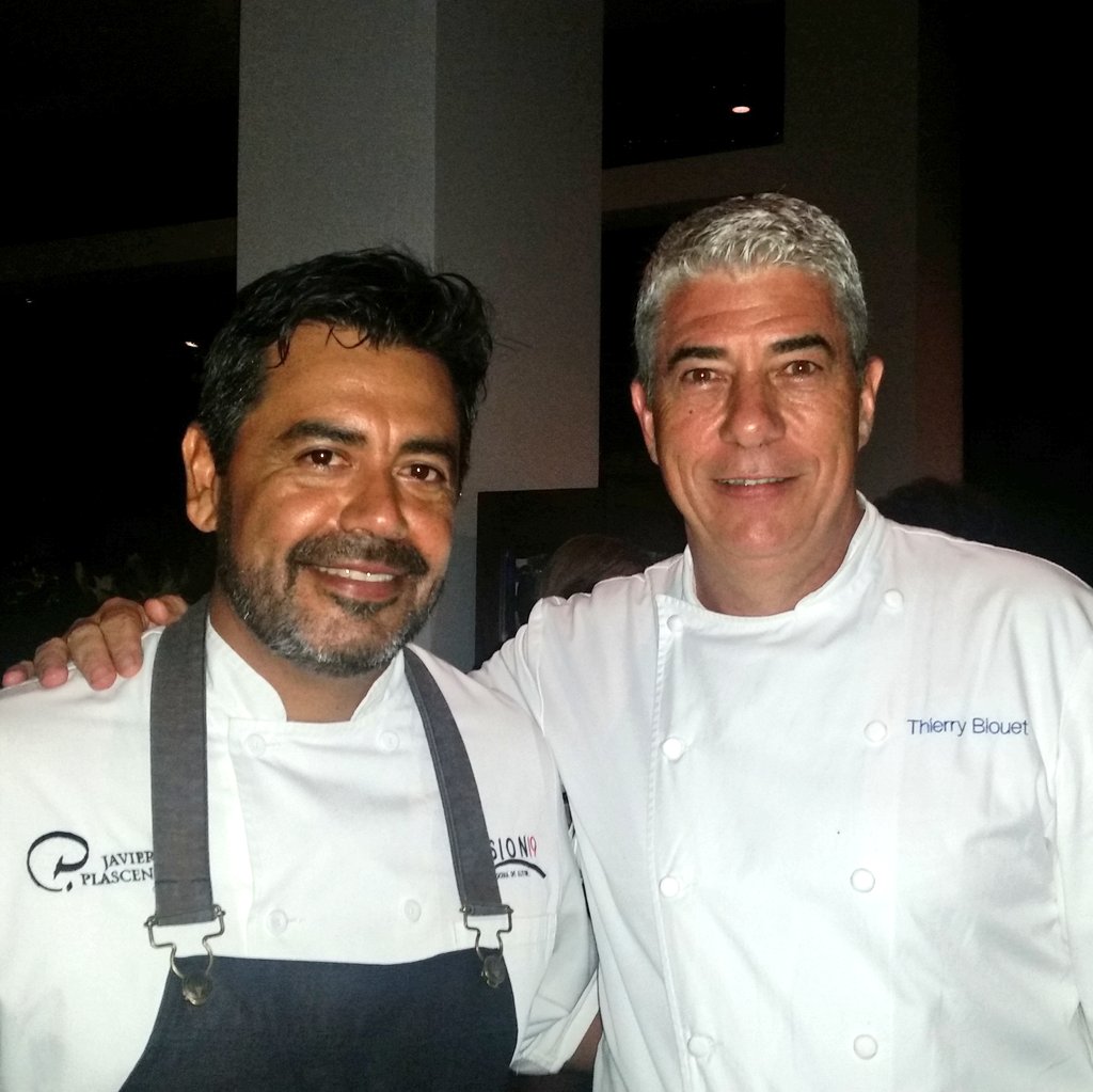 RevistaM_mx's tweet photo. Los anfitriones de la noche en @cafedeartistes de @JWLosCabos. https://t.co/VRe7UA9lNg