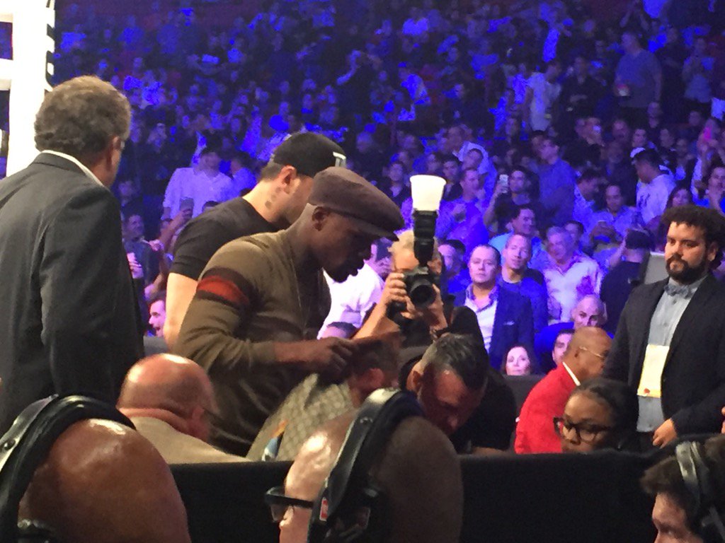 pugboxing's tweet photo. Floyd here to watch Manny https://t.co/dcBShwartj