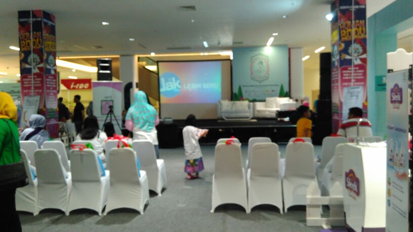 aimi_asi's tweet photo. Panggung sudah siap utk acara #AIMIBFF2016 Ada goodiebag gratis di tiap kursi utk setiap acara. Siapa cpt dia dpt! https://t.co/YR5ednpFuA