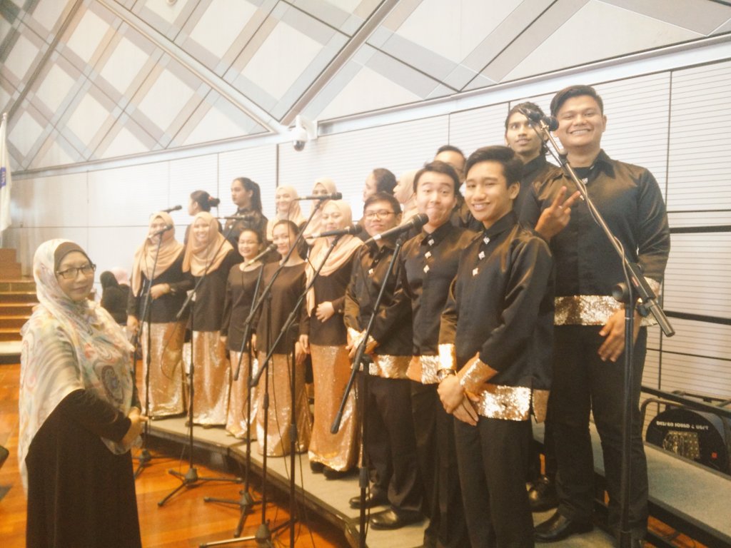 csdUTP's tweet photo. Cikgu Hajar AF dan anak-anak murid beliau sedia bertugas 🎤🎶 #UTPCONVO2016 #UTPCHOIR #CONVOFEST2016 https://t.co/gTvvTQsfkS