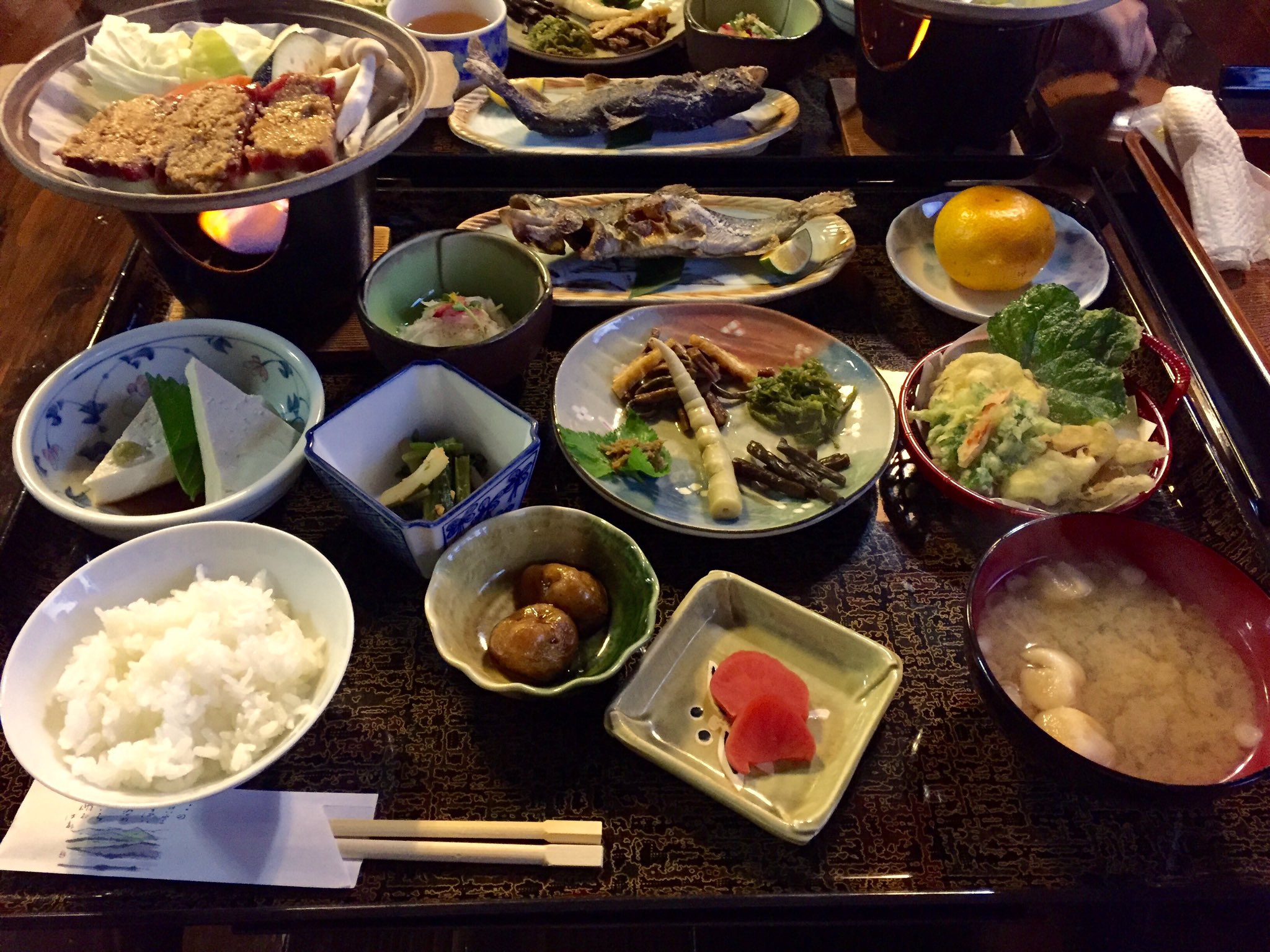 ロプロス 昨夜の宿は白川郷の合掌造りの民宿 一茶 でした 趣たっぷりの築0年以上という合掌造りの家屋に泊まれるというのは貴重な体験 食事も山菜や岩魚 固豆腐 朴葉味噌など 素朴な地元の幸を味わえます こんな昔から変わらない外観だけどwi Fiや