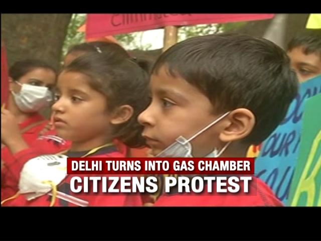 TimesNow's tweet photo. Jantar Mantar, Delhi: Anger against worsening pollution levels; citizens take to the streets https://t.co/AbE9sPo12t