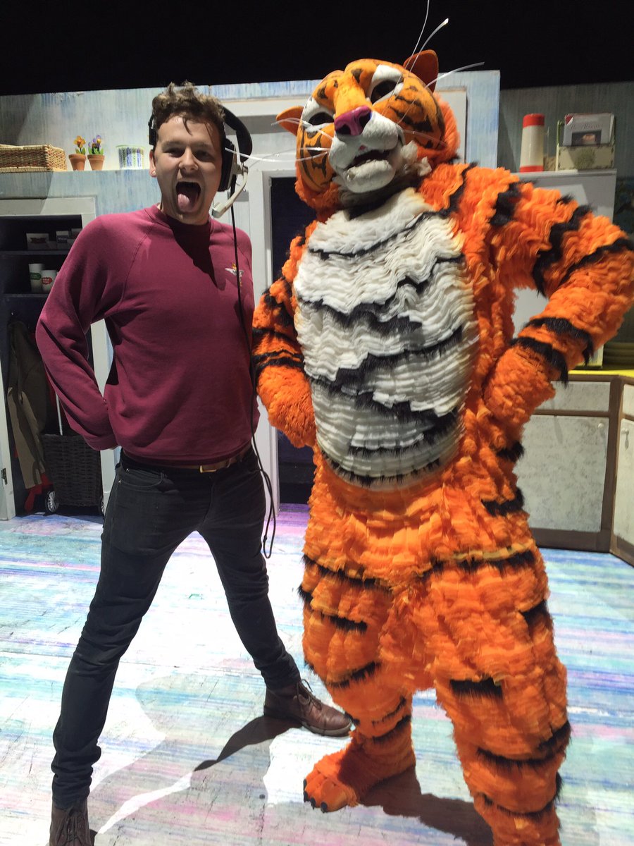 HJMRTech's tweet image. Can I go back to working with a tiger again please? Such a simple time... #tigerwhocametotea #edinburgh2015 #fringe