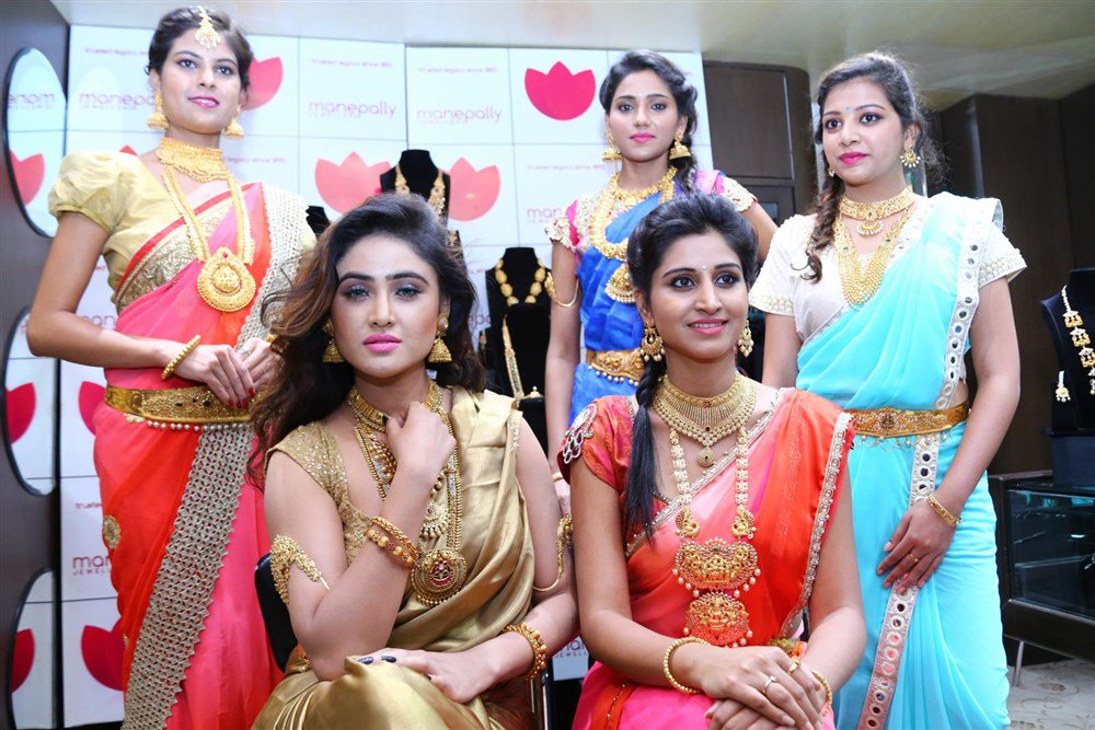 itsjrplanet's tweet photo. #Manepally #Jewellers #Dhanteras Collection Launch 2016.
#SonyCharishta, #ShamiliSounderajan, #NehaYadav
https://t.co/PNu2GBfC03 https://t.co/RfyBJ1bAux