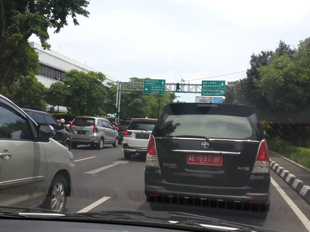sam_satrio's tweet photo. Macet dari Bungkul ,sampai depan KBS masih macet padat. https://t.co/rwaTbd2c2c