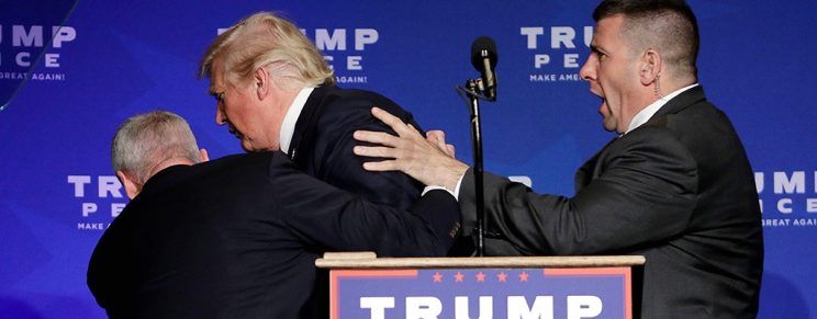 news24tvchannel's tweet image. Trump rushed off stage by secret service agents #USPresidentialelections #DonaldTrump #of bit.ly/2ftzPxN