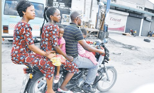 swahilitimes's tweet image. Wanawake hukataa kuvaa kofia ngumu (helmet) wakipanda kwenye pikipiki wakihofia kuharibu nywele zao- HT @ MWANANCHI