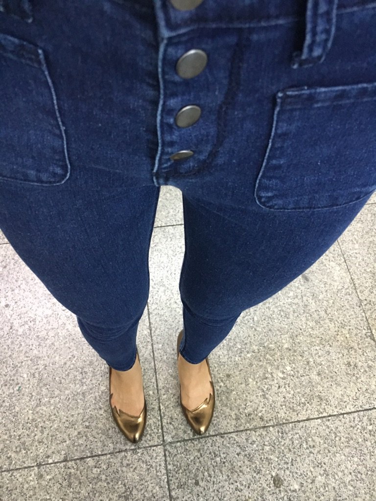 생존보고)

오늘 날씨 더워서 긴 아우터를 입지 않았기 때문에 단추가 터지면 망...

#서울역 #마약팬츠 #지니킴