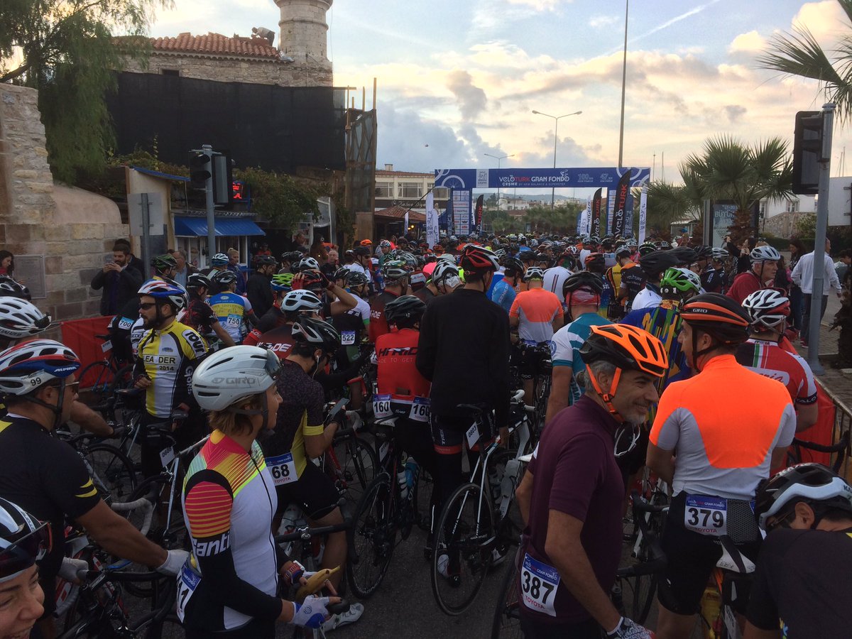 #granfondocesme nin başlamasına 25 dk var, şimdiden çok kalabalık. #bisiklet <a href="/veloturk/">Veloturk</a>