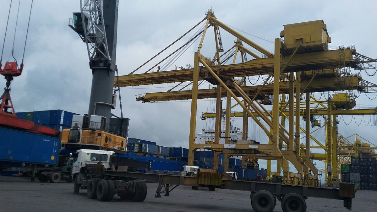 bekacahya's tweet image. Aktivitas operasional b/m cont TPK Belawan @Pelindo_1  hari minggu pelayanan lancar menuwujudkan kerja 24/7 non stop cc @BUMN_Bergerak