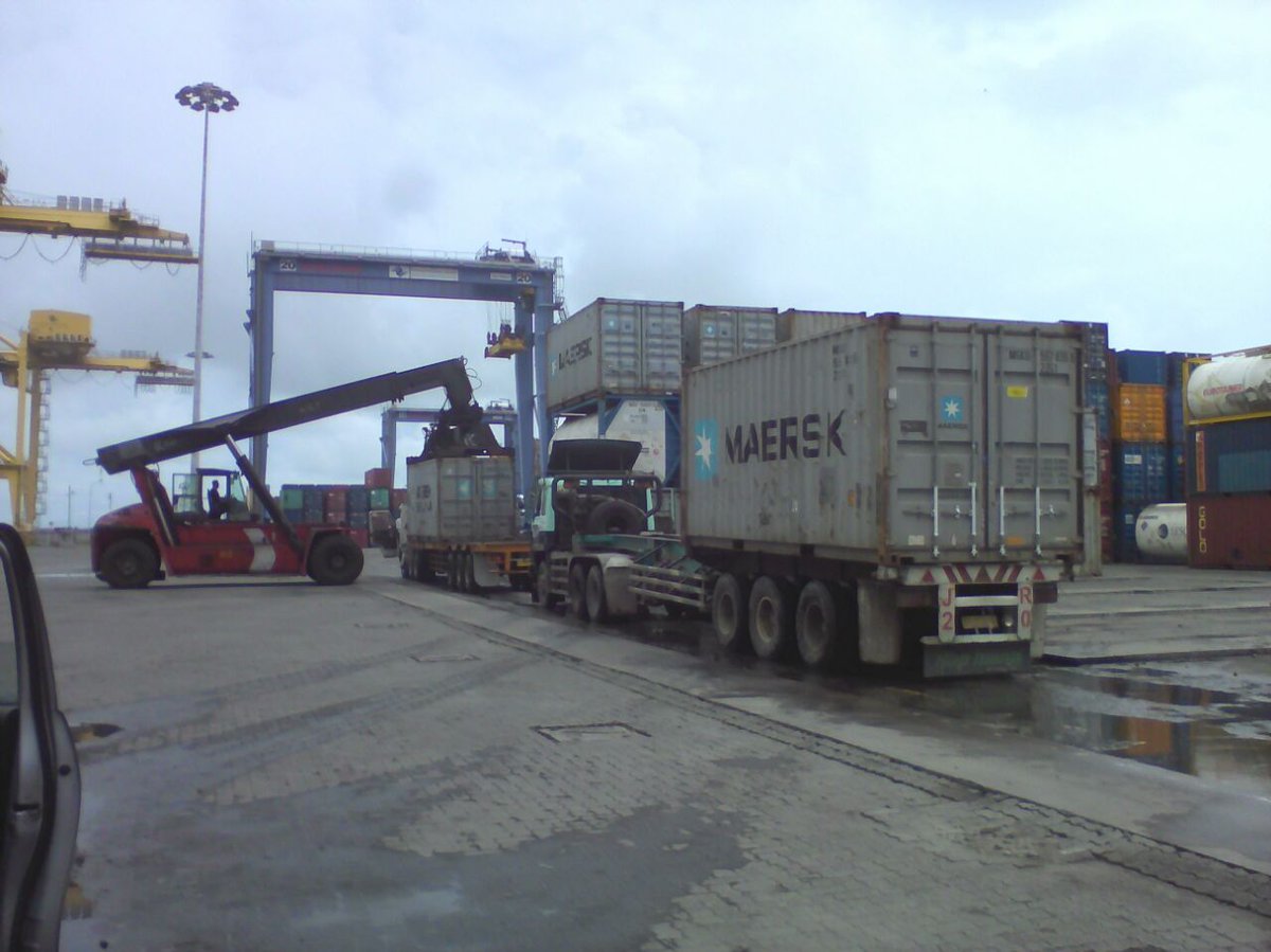 bekacahya's tweet image. Aktivitas operasional b/m cont TPK Belawan @Pelindo_1  hari minggu pelayanan lancar menuwujudkan kerja 24/7 non stop cc @BUMN_Bergerak