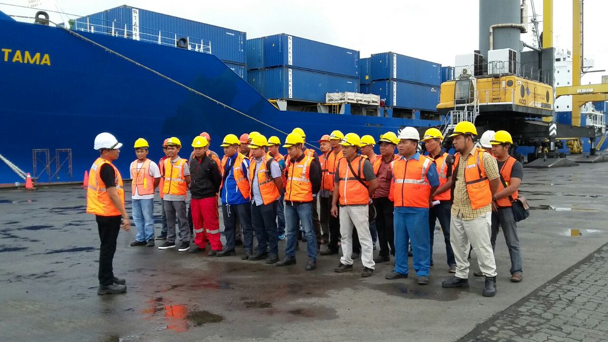 bekacahya's tweet image. Aktivitas operasional b/m cont TPK Belawan @Pelindo_1  hari minggu pelayanan lancar menuwujudkan kerja 24/7 non stop cc @BUMN_Bergerak