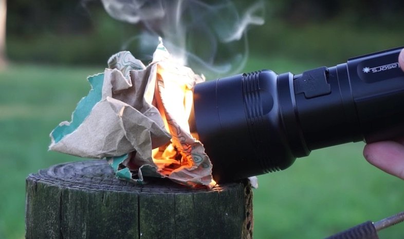 gizmodojapan's tweet image. 小型サイズなのに強力なパワー！ 火もつけられるほどの光を放つ最強のライト「FlashTorch Mini」 bit.ly/2fdce53