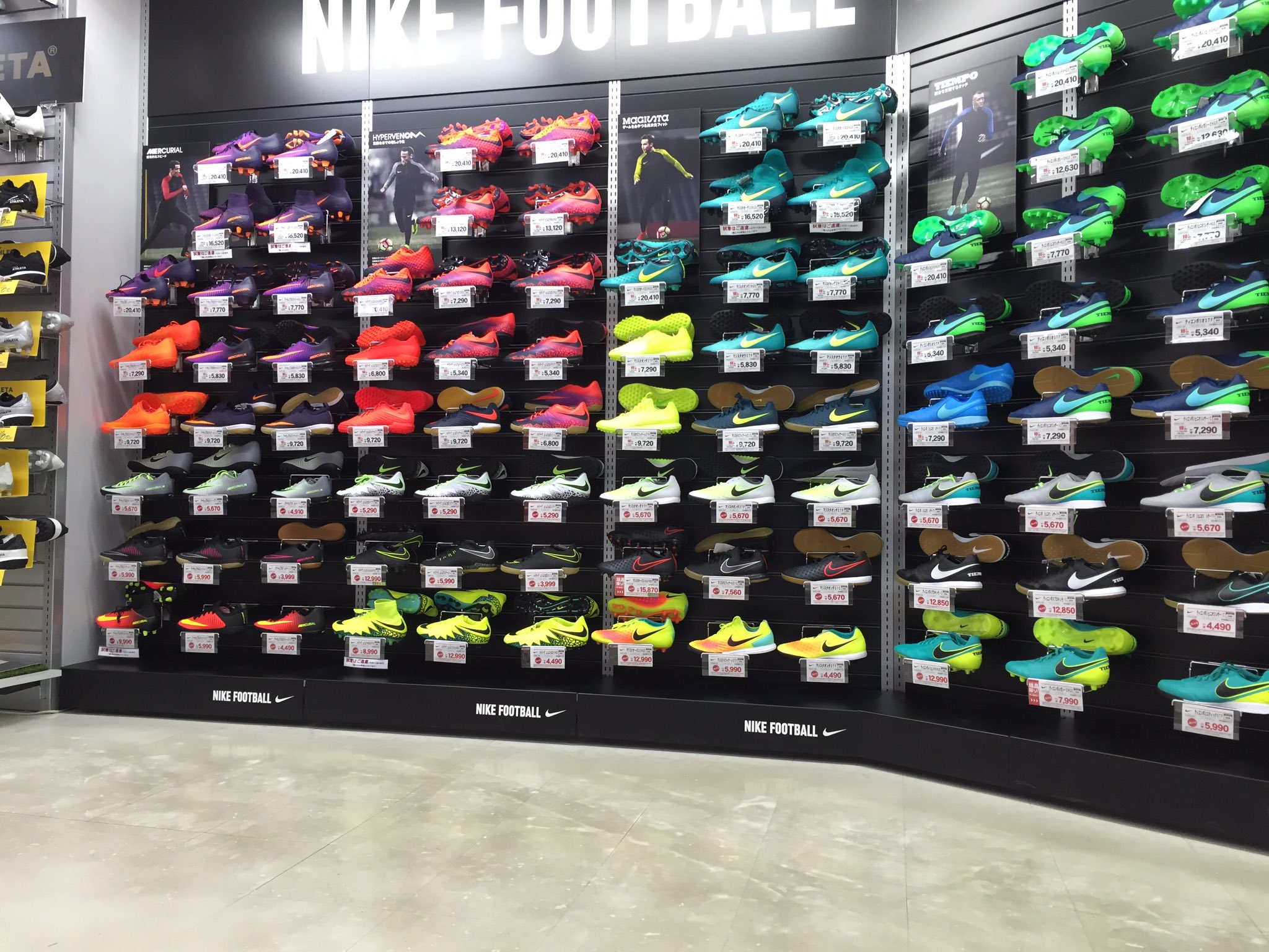 تويتر 浦和人 サッカーシューズ スニーカー情報 على تويتر ヴィンスポ町田店へ行き その後ヴィクトリア町田店へ その後b Amp D町田へいきました 正直に言うと 下記二店舗の対応はちょっと 売っているものはいいものばかりなのにすごく残念でした