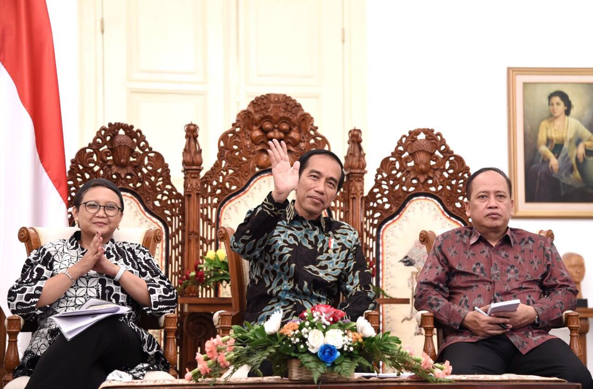 jokowi's tweet photo. Kepada masyarakat Indonesia di Australia yg tadi videoconference, saya sampaikan negara aman dan baik. Tidak perlu khawatir -Jkw https://t.co/bql2cR2Tlg