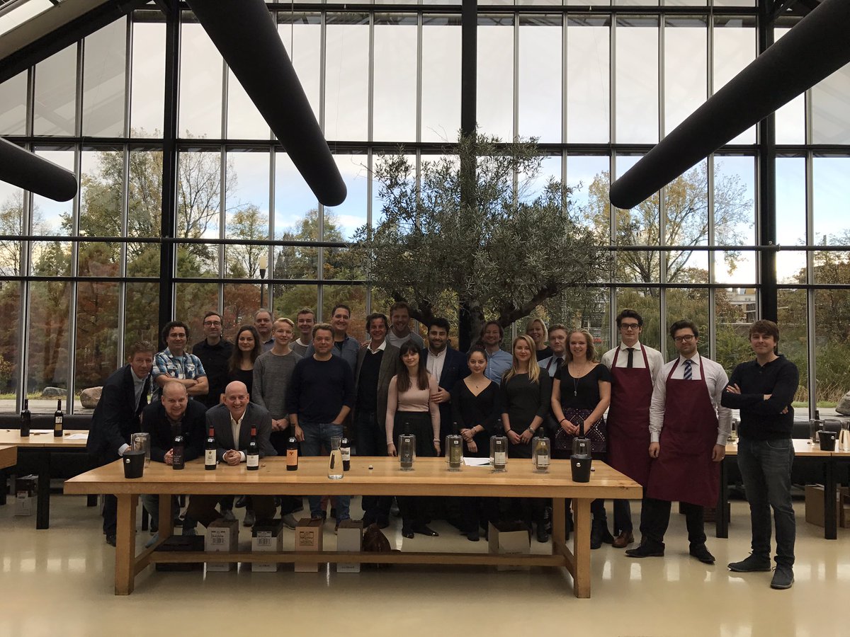 We zijn klaar voor onze jaarlijkse wijnproeverij in restaurant De Kas.