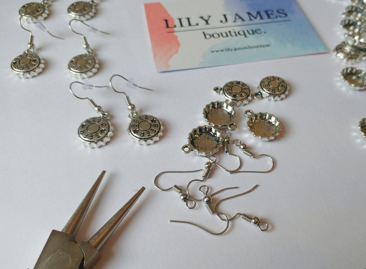 LifeUnscriptedx's tweet image. Guys please check out @LilyJamesUK - it's my new venture! Making handmade jewellery - see you all there! 👋