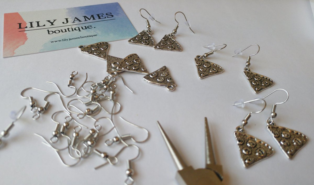 LifeUnscriptedx's tweet image. Guys please check out @LilyJamesUK - it's my new venture! Making handmade jewellery - see you all there! 👋