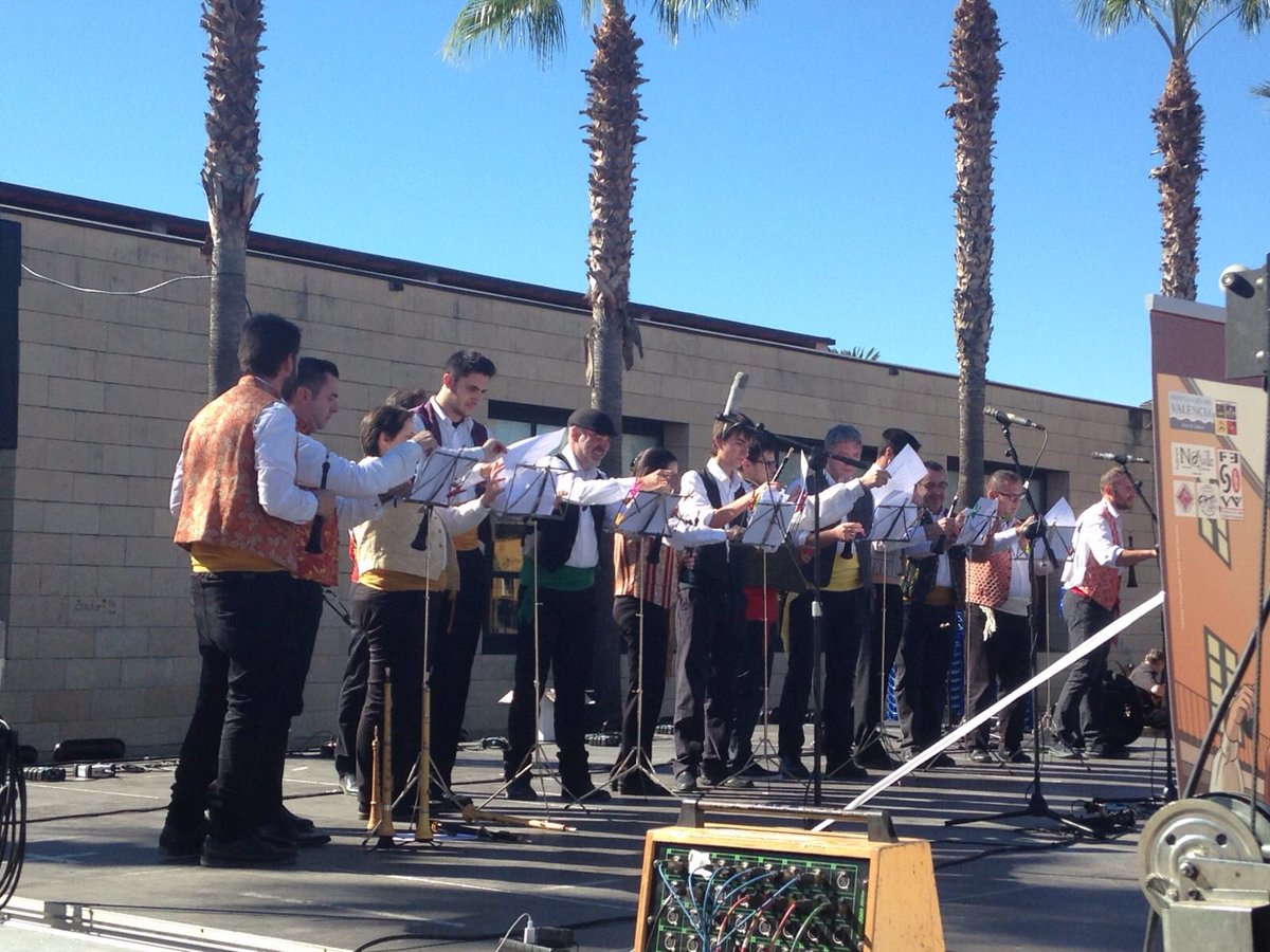 Cor #UMA #Alaquàs i grup <a href="/ravaljussa/">Raval Jussà</a> #trobada de folklore de la <a href="/dipvalencia/">Diputació de València</a> a <a href="/AjCarcaixent/">Aj. de Carcaixent</a> plaça d'Espanya <a href="/Rius_Xavier/">Xavier Rius 🔶😉</a> <a href="/Cultura_Dipu/">Cultura Diputació</a>