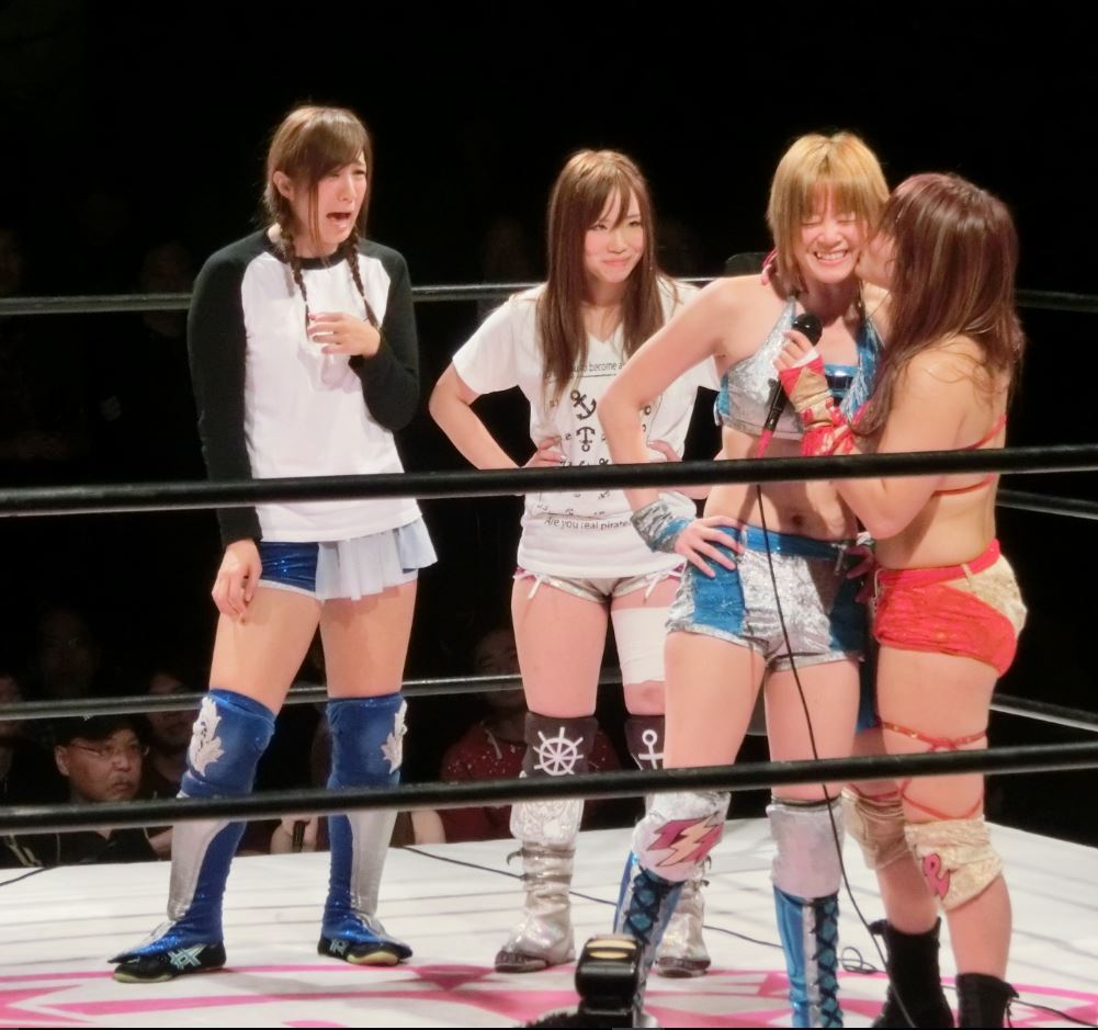 相棒の岩谷麻優選手にキスをする紫雷イオ選手。2016年11月6日スター