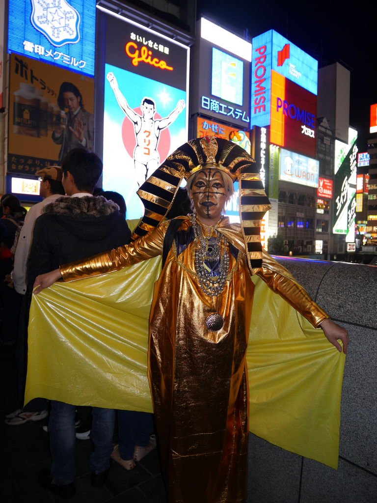 تويتر ｔｏｍ ｈ على تويتر ハロウィンにて ツタンカーメンに仮装して うさぎのぬいぐるみロリィタさんと道頓堀界隈を散策しました 仮装した人たちで大混雑していたけど 大阪名物のグリコの大看板前で グリコポーズをしながら写真を撮り ハロウィンの思い出に
