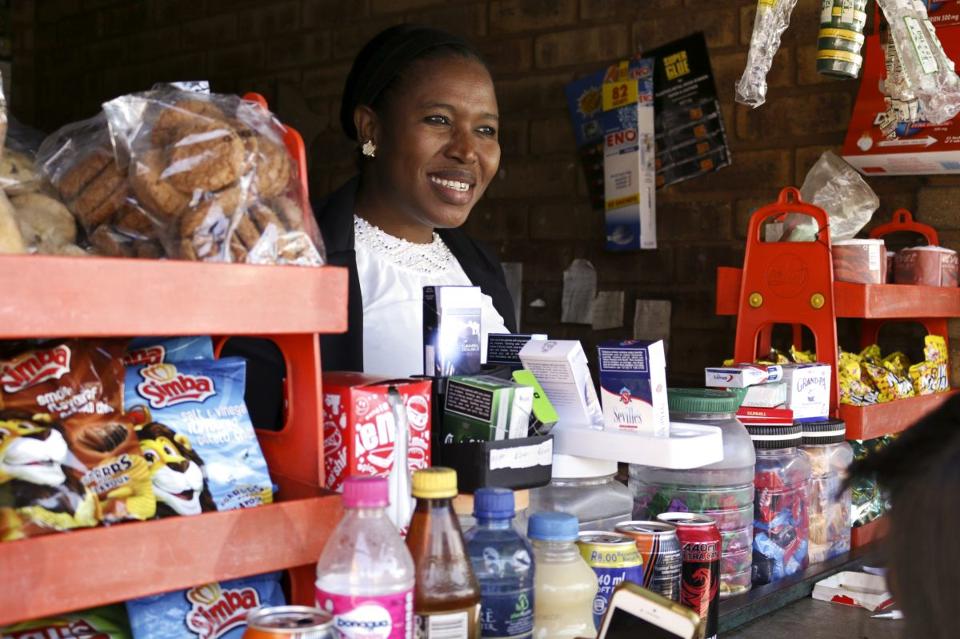 Forbes's tweet photo. Women reinvest up to 90% of their income in families &amp; communities, compared to 40% for men https://t.co/xe5bndNfep https://t.co/oBnmFe36cO