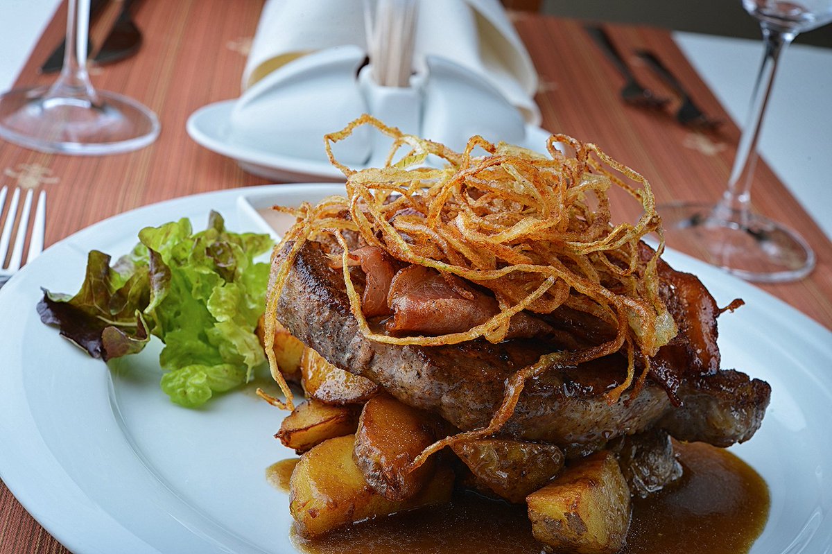 HotelPodhrad's tweet photo. Máte rádi pořádný kus mas a na talíři? Fancy a big piece of #meat? https://t.co/TeXsAR08iO #menu #steak #jiznicechy #hluboka #kamovikendu https://t.co/5O6ls2qyJC