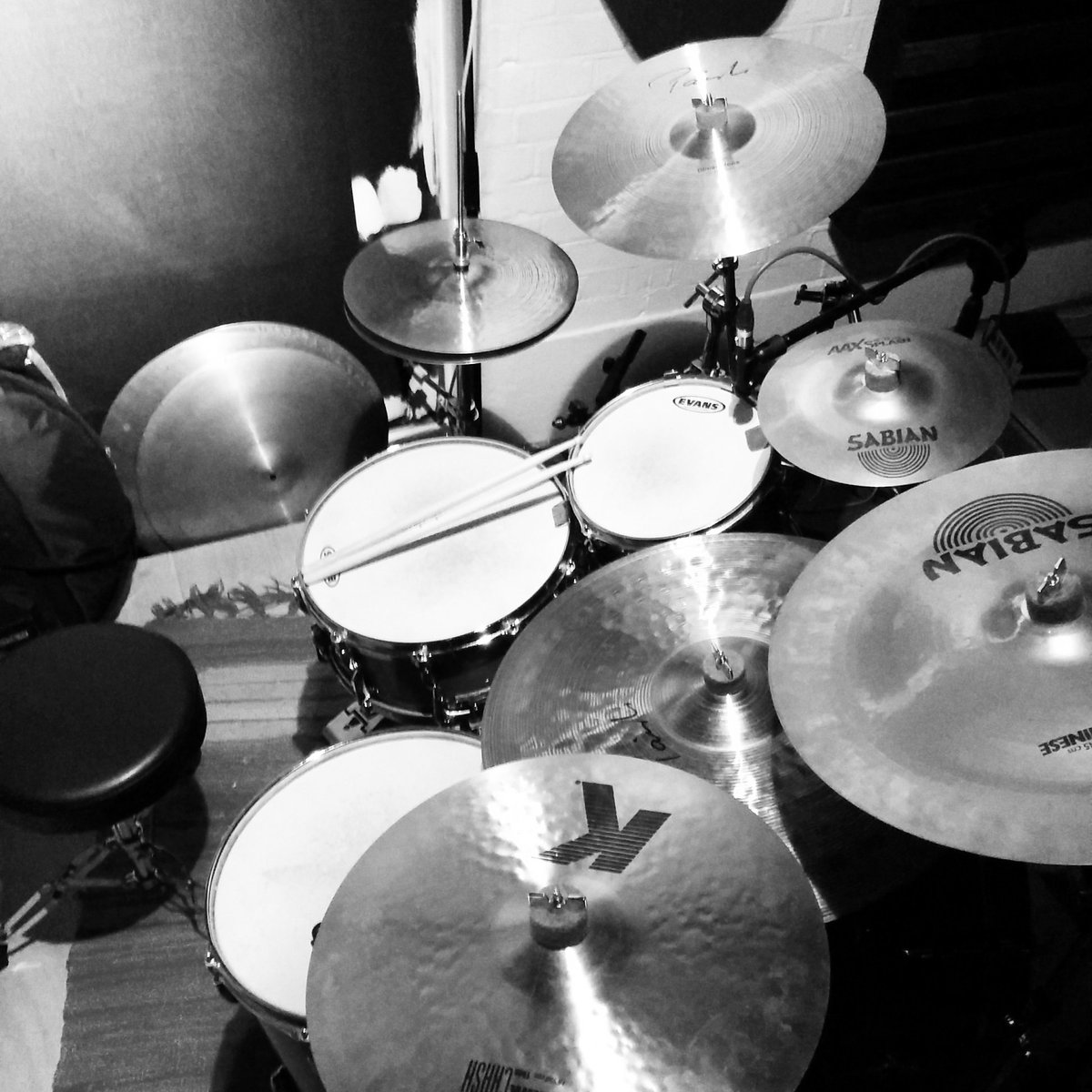 tcsshelton's tweet photo. Recording EP with @thewildrye @allyclow @guyhobbs @rachAelwithanA @MarkMarketstall https://t.co/ICH8qF7TkP