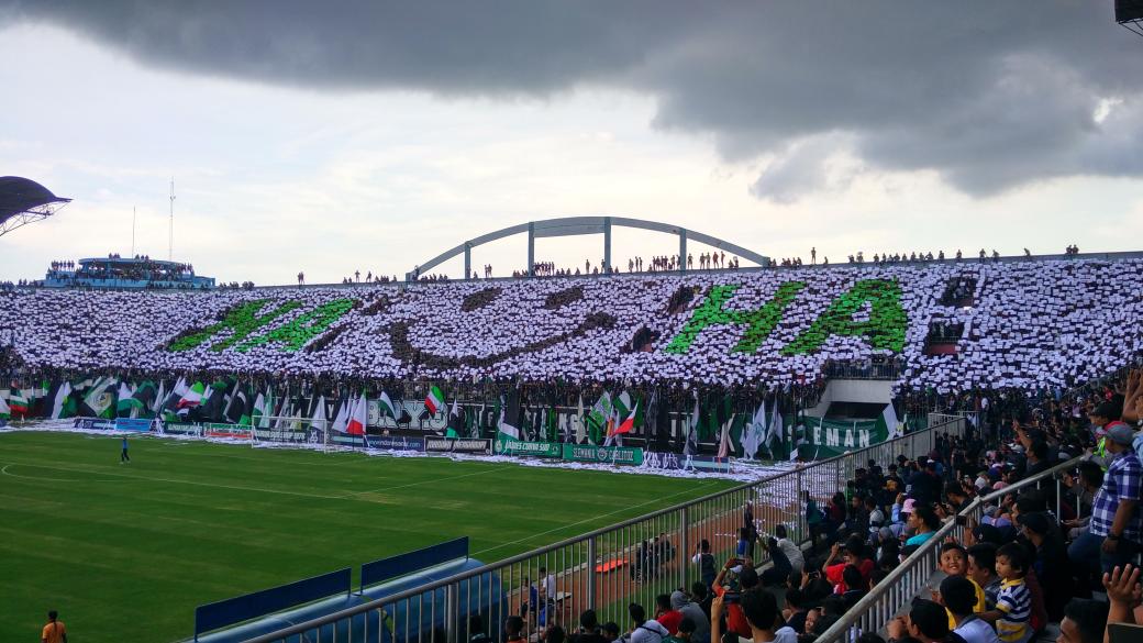 Koreo di tribun selatan oleh teman-teman <a href="/BCSxPSS_1976/">Brigata Curva Sud</a>. HA 😊 HA
