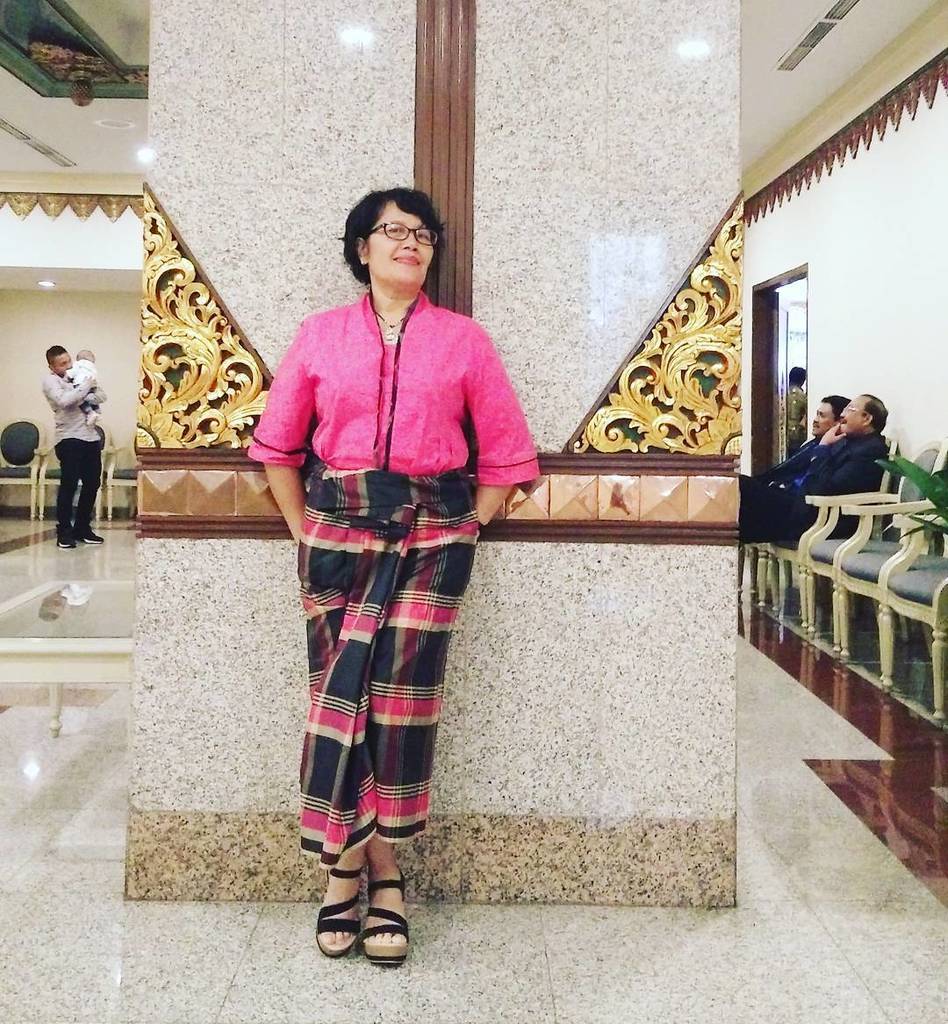 eviindrawanto's tweet photo. My #ootd ...Yogyakarta Batik with Bugis Sarong. Damn... I love Indonesia
.
.
.
#fashionadd… https://t.co/pEXF4pEEdT https://t.co/9LZAZJsqlj