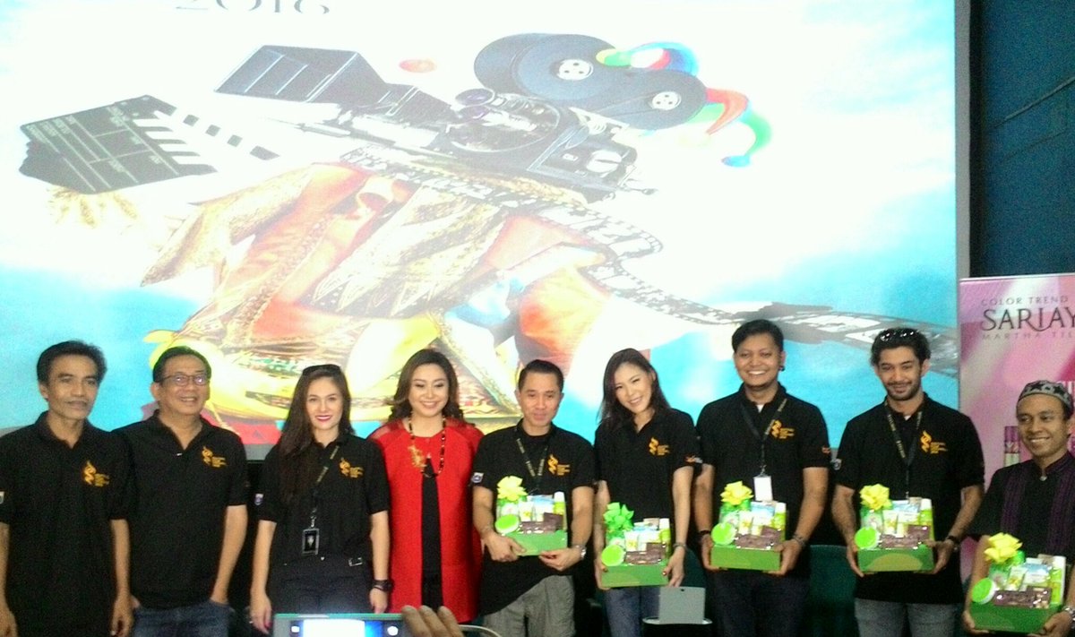 Pemberian bingkisan Sariayu untuk para pendukung <a href="/pialacitra/">Piala Citra</a> #FFI2016 oleh <a href="/WulanTilaar/">Wulan Tilaar</a>. #SariayuFFI2016 #TrendWarna2017