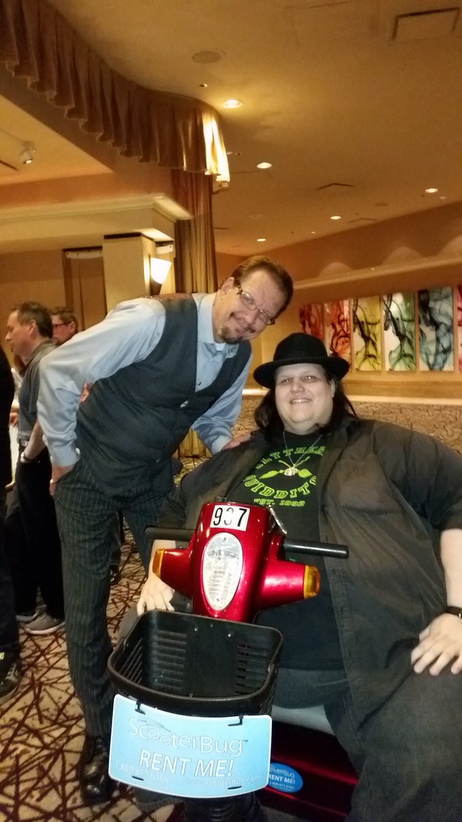 kungfupower's tweet photo. It was very nice of Penn to lean so far down for this pic. Amazing show tonight! Huge bucket list item DONE! Take that, cancer! https://t.co/TYraQxUHu1