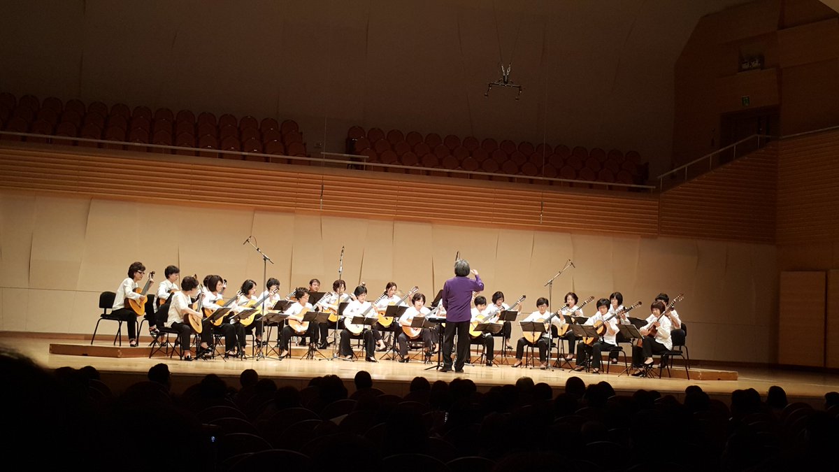 성남아트센터 콘서트홀에서 '로스아미고스기타합주단'에 정기연주회가 한창입니다ᆞ로스아미고스는 스페인어로 '친구들'이라는 뜻이래요ᆞ주말저녁 감동을 준 멋진연주에 박수를 보냅니다ᆞ#성남시