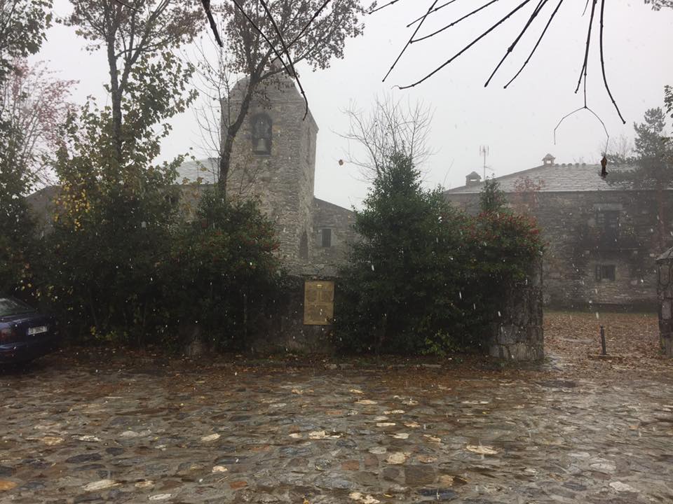 Peregrinos que empezáis el #CaminodeSantiago en #OCebreiro, hoy os acompañara la nieve. Os espero en #Melide. Foto de Grialia Cebreiro